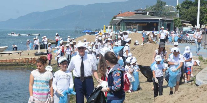 Ali Kütahya Ortaokulu’ndan sahil temizliği