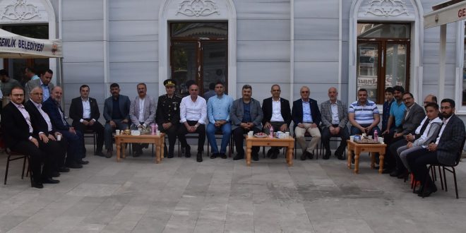 Gemlik protokolü namaz çıkışı bayramlaştı
