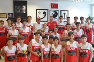 Genç basketbolcular kupalarıyla belediyede