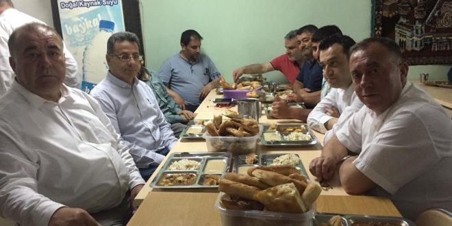 Kadir Gecesinde 1000 Vatandaş Aynı Sofrada İftar Yaptı