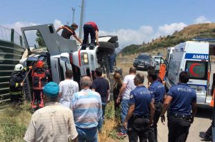 Gemlik'te Yan Yatan Tırda Sürücü Sıkıştı