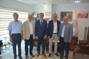 Fakültenin ihtiyaçlarına el ele çözüm Uludağ Üniversitesi Hukuk Fakültesi Dekanı Mehmet Yüce, Dekan Yardımcıları Halit Aker, Sabahattin Yürekli ve Fakülte Sekreteri Lütfullah Fıçıcı Gemlik Belediye Başkanı Mehmet Uğur Sertaslan’ı makamında ziyaret etti. Ziyarette Hukuk Fakültesi’nin ihtiyaçları ile ilgili görüş alışverişi yapıldı. Çözüm için tüm kurumlarla fikir alışverişi yapılması fikri ön plana çıkarken Hukuk Fakültesi’nin Gemlik için önemine de değinildi. Sertaslan, “Üniversitemizin sorunlarını el ele çözeceğiz” Gemlik Belediye Başkanı Mehmet Uğur Sertaslan, Hukuk Fakültesi ve üniversite kampüsün Gemlik için önemine değindi. Hukuk fakültesinin sorunlarını aktarıldığı ve bu sorunlar hakkında kurumlarla ortak akıl vurgusu yapan Başkan Sertaslan, “Hukuk fakültemiz ve kampüsümüz Gemlik’e değer kattı. Biz de bu katılan değerin farkındayız. Değerli dekanımız ve dekan yardımcılarımız bize fakültenin ihtiyaçlarını aktardı. Çevre düzenlemesi gibi gerekliliklerin halledilmesi için çalışmaların yapılacağının da altını çizdi” dedi. “Öğrencilerimizin Gemlik’te mutlu olmasını istiyoruz” Gemlik’te geçmiş dönemden kültürel ve sosyal eksikliğinin farkında olduklarını belirten Başkan Sertaslan, “Üniversite öğrencilerimiz Gemlik’te sosyal ve kültürel eksiklerden dolayı sıkıntı çekip Bursa’ya gitmek istiyordu. Artık Gemlik sosyal ve kültürel etkinlikler olarak çağ atladı. Tırmanma yarışları, zeytin festivali ve kitap fuarı gibi birçok etkinliğin altına imza attık. Artık öğrenciler Gemlik’te kalmak isteyecek. Gemlik öğrenciler için vazgeçilmez bir adres olacak” şeklinde konuştu.
