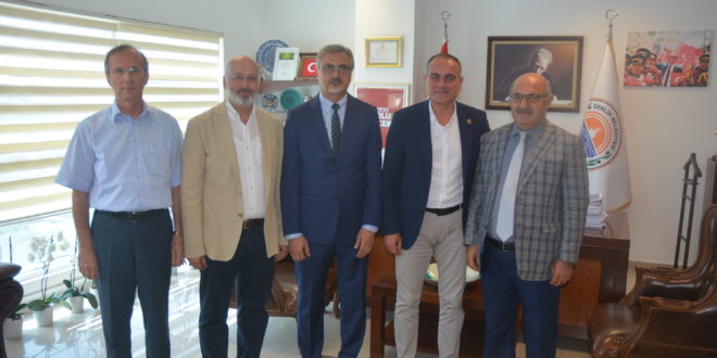 Fakültenin ihtiyaçlarına el ele çözüm Uludağ Üniversitesi Hukuk Fakültesi Dekanı Mehmet Yüce, Dekan Yardımcıları Halit Aker, Sabahattin Yürekli ve Fakülte Sekreteri Lütfullah Fıçıcı Gemlik Belediye Başkanı Mehmet Uğur Sertaslan’ı makamında ziyaret etti. Ziyarette Hukuk Fakültesi’nin ihtiyaçları ile ilgili görüş alışverişi yapıldı. Çözüm için tüm kurumlarla fikir alışverişi yapılması fikri ön plana çıkarken Hukuk Fakültesi’nin Gemlik için önemine de değinildi. Sertaslan, “Üniversitemizin sorunlarını el ele çözeceğiz” Gemlik Belediye Başkanı Mehmet Uğur Sertaslan, Hukuk Fakültesi ve üniversite kampüsün Gemlik için önemine değindi. Hukuk fakültesinin sorunlarını aktarıldığı ve bu sorunlar hakkında kurumlarla ortak akıl vurgusu yapan Başkan Sertaslan, “Hukuk fakültemiz ve kampüsümüz Gemlik’e değer kattı. Biz de bu katılan değerin farkındayız. Değerli dekanımız ve dekan yardımcılarımız bize fakültenin ihtiyaçlarını aktardı. Çevre düzenlemesi gibi gerekliliklerin halledilmesi için çalışmaların yapılacağının da altını çizdi” dedi. “Öğrencilerimizin Gemlik’te mutlu olmasını istiyoruz” Gemlik’te geçmiş dönemden kültürel ve sosyal eksikliğinin farkında olduklarını belirten Başkan Sertaslan, “Üniversite öğrencilerimiz Gemlik’te sosyal ve kültürel eksiklerden dolayı sıkıntı çekip Bursa’ya gitmek istiyordu. Artık Gemlik sosyal ve kültürel etkinlikler olarak çağ atladı. Tırmanma yarışları, zeytin festivali ve kitap fuarı gibi birçok etkinliğin altına imza attık. Artık öğrenciler Gemlik’te kalmak isteyecek. Gemlik öğrenciler için vazgeçilmez bir adres olacak” şeklinde konuştu.