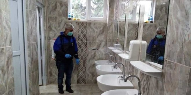 Gemlik Belediyesi okul tuvaletlerini ilaçlıyor