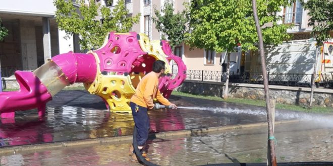 Gemlik Belediyesi çocuk parklarında temizlik ve bakıma devam ediyor