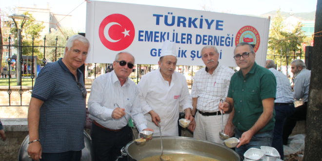 Gemlik Emekliler Derneğinden İlk Aşure Dağıtımı