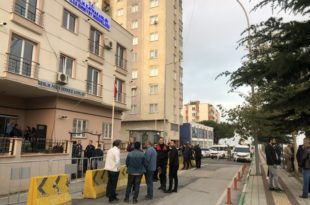 Gemlik’te bin polisle şafak operasyonu... Gemlik ilçe emniyet ekiplerinin yanı sıra, Bursa narkotik polisi, çok sayıda adrese bin polisle şafak operasyonu düzenledi.
