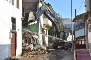Gemlik Belediyesi’nden metruk bina temizliği
