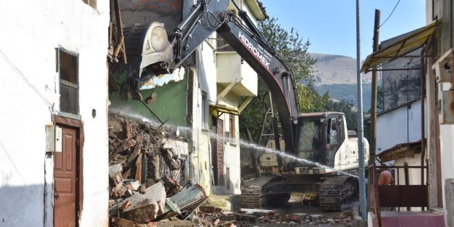 Gemlik Belediyesi’nden metruk bina temizliği