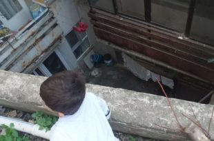 Bina Boşluğu Ölüme Davetiye Çıkarıyor Gemlik Kayhan Mahallesinde bulunan İmam Hatip Lisesine giden bölgede bulunan binaların boşluğu tehlikeye davetiye çıkarıyor. Çocukların oynayabileceği boş arazi üzerinde bulunan bina boşluğunun, derinliği ve güvenlik endişesi, çevrede bulunan vatandaşlar tarafından dile getirildi. Bölgede bulunan çocukların okul sonrasında ve tatil günlerinde çevrede oynadıklarını ifade eden mahalle sakinleri, herhangi bir çocuğun düşmesi durumunda ciddi sorunlara yol açabileceğini belirttiler. Konu ile alakalı önlem alınmasını da talep ettiler.