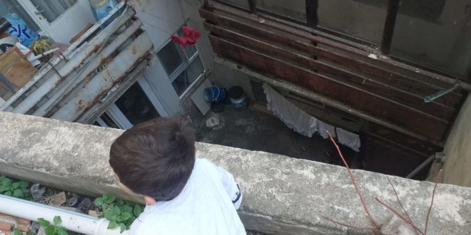 Bina Boşluğu Ölüme Davetiye Çıkarıyor Gemlik Kayhan Mahallesinde bulunan İmam Hatip Lisesine giden bölgede bulunan binaların boşluğu tehlikeye davetiye çıkarıyor. Çocukların oynayabileceği boş arazi üzerinde bulunan bina boşluğunun, derinliği ve güvenlik endişesi, çevrede bulunan vatandaşlar tarafından dile getirildi. Bölgede bulunan çocukların okul sonrasında ve tatil günlerinde çevrede oynadıklarını ifade eden mahalle sakinleri, herhangi bir çocuğun düşmesi durumunda ciddi sorunlara yol açabileceğini belirttiler. Konu ile alakalı önlem alınmasını da talep ettiler.