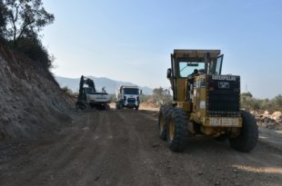 Gemlik Serbest Bölge çıkışında trafik rahatlayacak Gemlik Belediyesi Fen İşleri Müdürlüğü ekipleri, İslamköy mevki ile Serbest bölge ve limanlar yolunu birbirine bağlayan yaklaşık bir kilometrelik yolda yapım çalışması gerçekleşiyor. Gemlik Belediyesi yol yapım çalışmalarına aralıksız devam ediyor. Bir yandan köy ve ilçe merkezlerindeki ara sokaklarda parke taş çalışmasına sürdüren ekipler, Serbest Bölge, İslamköy ve Açık Ceza İnfaz Kurumu’nun arkasından yol yapım çalışmasında sona yaklaştı. Yaklaşık bir kilometre uzunluğunda ve on sekiz metre genişliği bulunan yolun Gemlik Serbest Bölgesi’ndeki özellikle servis giriş ve çıkış saatlerinde Bursa yönüne gidecek araçların yoğunluğunu da büyük ölçüde düşüreceği öngörülüyor. Yeni yapılan yol yapım çalışmasıyla ilgili bilgi veren Gemlik Belediyesi Fen İşleri Müdürü Mustafa Yuşan; Fen İşleri Müdürlüğü ekiplerinin çalışmalarını aralıksız gerçekleştiğini ifade ederken, köylerde ve ilçe merkezindeki ara yollarda parke ve sathi asfalt çalışmalarının sürdüğünü belirtti. Yuşan konuşmasının devamında “Ekiplerimizin yapımını gerçekleştiği bu yolun bir önemli özelliğini de Serbest Bölge yoluna alternatif giriş ve çıkış sağlayacak olmasıdır” dedi.