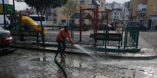 Gemlik’te sokaklar yıkanmaya devam ediyor