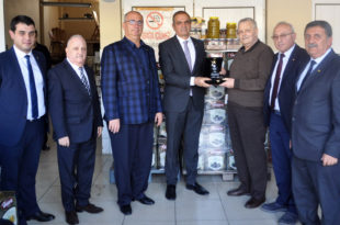 Ağdemir’den yeşil zeytinin duayeni Demir Demiriz’e onur plaketi