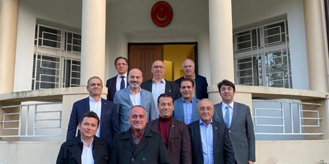 Ağdemir; “Akredite olmanın hükümlülüklerini yerine getiriyoruz” Gemlik Ticaret ve Sanayi Odası Yönetim Kurulu Başkanı Paşa Ağdemir, Prag – Berlin gezisinin bir amacı da ihracatın geliştirilmesi ve iyi uygulamaların araştırılmasına yönelik olduğunu söyledi. Ticaret ve Sanayi Odası Yönetim Kurulu Başkanı Paşa Ağdemir, “Odamız 2008 yılında TOBB tarafından akredite olduktan sonra, akredite olmanın hükümlülüklerini yerine getirmeye devam ediyor.” dedi. 2006 yılı itibari ile TSE ISO 9001 belgesini almış olan Gemlik Ticaret ve Sanayi Odası, 2008 yılında ise Türkiye Odalar ve Borsalar Birliği (TOBB) tarafından Akredite edildi. Akredite odalar mevzuatın ve kanunların kendilerine verdiği yetkiler ve görevler dışında, üye çıkarlarını ön planda tutarak, dış ticaretin geliştirilmesi, yeni pazar arayışları, diğer kamu kurum ve kuruluşlarla iş birliği yapma, ihracatı geliştirme ve daha birçok konuda hizmet veriyor. Bu kapsamda Akreditasyon kriterlerinin yerine getirilmesi için bugüne kadar gerçekleştirilmeyen iş gezileri için, Oda Meclisi’nin aldığı kararla geçtiğimiz günlerde “Berlin - Prag İş Gezisi” düzenledi. GTSO Yönetim Kurulu Başkanı Paşa Ağdemir, gezi sonrası yaptığı açıklama da, ziyaret sırasında Prag Büyükelçiliği Ticaret Müşaviri, Abdullah Acar, Birinci Müsteşar Behiç Hatipoğlu Oda heyetince ziyaret edildiğini, ziyaret sırasında Oda Yönetim Kurulu ve Meclis Üyeleri yanında, Bursa Milletvekilleri Zafer Işık, Erkan Aydın ve Gemlik Belediye Başkanı Uğur Sertaslan’ın da yer aldığını söyledi. Ağdemir, Gemlik'in ekonomik dinamikleri hakkında yetkililere gezide bilgiler verirken şunları söyledi: “Gezimiz uzun yıllardan sonra ilk kez gerçekleştirildi. Bu sırada ziyaret ettiğimiz kurumlar ve kişilere Gemlik'in ekonomik potansiyelinin tanıttık, bilgiler verdik. Gezimizin bir amacı da ihracatın geliştirilmesi ve iyi uygulamaların araştırılmasına yönelik idi. Gezimizde Türkiye Cumhuriyetinin yurtdışı temsilcileri ile tanışma olanağımız oldu. Prag Büyükelçiliği Birinci Müsteşarı Behiç Hatipoğlu'na Gemlik temalı ipek tablo hediye ederek ilişkilerimiz için ilk adımı attık. Kedilerine, Gemlik stratejik konumunu ile bir farklı sektörü bünyesine barındıran ve ekonomik dinamikleri ile dünya pazarlarını cezbeden bir yapıya sahip olduğunu belirttik. Bu dış pazarlar bulma konusunda bir adımdır. Bu yapının iş insanlarına aktarılması ve yeni pazarlar araştırılması için Odamız hız kesmeden çalışmalarına devam edecektir. Yaptığımız bu gezide ticari faaliyetler haricinde tarafımızdan tespit edilen Gemlik’in sorunları Belediye Başkanımız Uğur Sertaslan’ın da katılımı ile Milletvekillerimizle görüş alışverişinde bulunulmuştur. Gezimizin yararları, gelecekte ortaya çıkacağını düşünüyoruz.”
