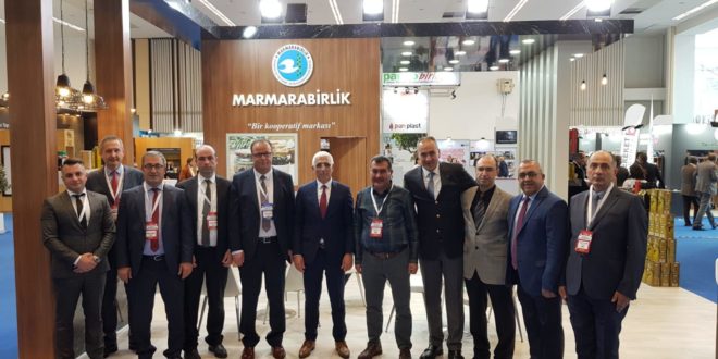 Asa, “Tarım kooperatifler ile kalkınır” Marmarabirlik, Ticaret Bakanlığınca 5-8 Aralık'ta Ankara Ticaret Odası (ATO) Congresium'da düzenlenen Türkiye Kooperatifler fuarına katıldı. Cumhurbaşkanı Yardımcısı Fuat Oktay Marmarabirlik’in ülkemizde kooperatifçiliğin örnek kuruluşlarından biri olduğunu söyledi. 5-8 Aralık' tarihleri arasında 3'üncüsü gerçekleştirilen Türkiye Kooperatifler Fuarı’nda "Küresel Ekonomiye Kooperatiflerin Etkisi" değerlendirildi. Fuarın açılışını Cumhurbaşkanı Yardımcısı Fuat Oktay ile Ticaret Bakanı Ruhsar Pekcan yaptı. Ülkemizde Marmarabirlik’in kooperatifçiliğin örnek kuruluşlarından biri olduğuna vurgu yapan Fuat Oktay, kooperatifçiliğin yaygınlaştırılması için gereken çalışmaların yapıldığını bildirdi. Fuarın ve ülkemizdeki kooperatifçiliğin genel bir değerlendirmesini yapan Marmarabirlik Yönetim Kurulu Başkanı Hidamet Asa; “Kooperatifçiliğin önemi ve etkisi ülkemizde her geçen gün daha da iyi anlaşılmaktadır. Kooperatifler, üreticiden tüketiciye doğrudan ulaşan yapılardır. Ülkemizde tarım sektörünün kalkınması için kooperatifler daha etkin rol almalı ve kooperatiflere verilecek destekler artırılmalıdır. Tarım sektörünün kalkınması kooperatifçiliğin gelişmesine bağlıdır” dedi. Dünya geneline baktığımızda kooperatifçiliğin ülkemizde istenilen seviyede olmadığını belirten Marmarabirlik Başkanı Hidamet Asa, “Başta Avrupa olmak üzere dünyada pek çok ülkede kooperatifçilik yapılanması bulunmaktadır. Tahminlere göre dünyada altı kişiden birisi kooperatif üyesi. Türkiye’de 49 bin kooperatif ve 6 milyon kooperatif üyesi vardır. Ülkemizde kooperatifçiliğin gelişmesi için önem ve destekler verilmelidir. Cumhurbaşkanı Yardımcısı Sayın Fuat Oktay’ın kooperatifçiliğin örnek kuruluşlarından biri olarak Marmarabirlik’i göstermiş olması 32 bin ortağımız adına gurur vericidir” ifadelerini kullandı. Marmarabirlik’in sektörün öncüsü olduğunu belirten Asa, “Son 10 yılda sofralık zeytin sektörüne yön veren bir kurum haline gelmiştir. Bu başarının temelinde kaynaklarımızın ve kapasitemizin doğru zamanda harekete geçirilmesi vardır. Doğru planlamalar yaparak ve doğru adımlar atarak her geçen gün başta üretimimizi artırdık ve marka gücümüze değer katmaya çalıştık. Yenilikçi yatırımlar ve çalışmalar ile gerek yurtiçi, gerekse yurtdışı pazar payımızı artırdık. Krediye ihtiyaç duymadan öz kaynaklarımızla ürün almaya çalıştık. Kooperatifçilikte başarı ne kadar artarsa bundan hem ortaklar, hem tüketicilerimiz hem de ülkemiz kazançlı çıkacaktır” diye konuştu.
