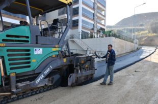 Gemlik’te yollara belediye eli değiyor
