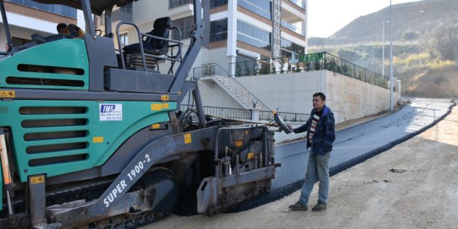 Gemlik’te yollara belediye eli değiyor