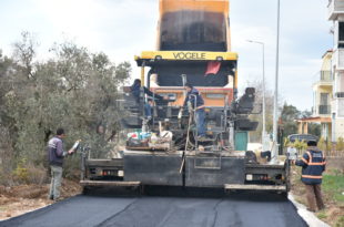 Umurbey’de beş sokağa asfalt Gemlik Belediyesi Fen İşleri Müdürlüğü ekipleri Umurbey’de beş sokakta sıcak asfalt çalışması yaptı. Fen İşleri Müdürlüğü ekipleri, Umurbey Mahallesi’nde Mithat Paşa Sokak, Kadife Sokak, Süleyman Çelebi Sokak, Zübeyde Hanım Sokak ve Halide Edip Adıvar Caddesi’nde yaklaşık bir kilometrelik yolda bin tonu aşkın sıcak asfalt çalışması gerçekleştirdi. Binlerce ton asfalt, 70 bin metrekare parke taşı Sıcak asfalt serim çalışmalarıyla ilgili bilgi veren Gemlik Belediye Başkanı Mehmet Uğur Sertaslan, “Umurbey’de yol yapım çalışmalarımızı sürdürüyoruz. Bu yollarda vatandaşlarımız kışın zorluk çekiyordu. Asfalt yaparak bu sorunu da çözmüş olduk. Umurbey Mahallemizde yaklaşık 20 bin metrekare kilitli parke taş çalışmasının yanı sıra 2 bin ton sathi ve sıcak asfalt serim çalışması yaptık” dedi. Yollarla ilgili çalışmaların da süreceğini belirten Başkan Sertaslan, Gemliklilerin gidecekleri noktaya rahatça ve Gemlik’e yakışır yollarda gitmesini önemsediklerini belirtti. İlçe genelinde çok sayıda yol çalışması gerçekleştirdiklerini ifade ederken, “Gemlik’te göreve geldiğimizden beri yaklaşık 70 bin metrekare kilitli parke taş çalışmasını gerçekleştirdik. Binlerce ton sıcak ve sathi asfalt kaplama çalışmasını bitirdik. Gemlik’te yol yapım çalışmalarımıza ara vermeden devam edeceğiz” diyerek sözlerini tamamladı.