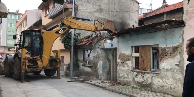 Metruk binalar yıkılıyor
