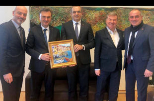 Borusan Holding CEO’suna ipek tablo armağan edildi