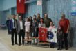 Gemlik’te yıllar sonra Modern Pentatlon fırtınası Genç sporcular Modern Pentatlon yarışmalarında yeteneklerini sergiledi. Yüzme, koşu ve atış dalında gerçekleşen Modern Pentatlon yarışları, Gemlik Belediyesi, Gemlik Belediyespor Kulübü ve Gemlik Kent Konseyi ev sahipliğinde tamamlandı. Yarışlar Cumartesi günü Gemlik Sosyal Yaşam Merkezi Yüzme Havuzu’nda başladı. U9, U11, U13 ve U15 kategorilerinde 133 kategorilerine göre turlarda yeteneklerini sergiledi. Gemlik Belediyesporlu genç sporcular da yüzmede çeşitli dereceler elde etti. Yarışların ikinci günü ise İskele (Demokrasi) Meydanı’nda devam etti. Genç sporcular “Lazer Run” adı verilen yarışlarda koşu ve atış alanında kıyasıya ter döktüler. 200 metrelik koşunun ardından lazer tabancaları ile hedefi tutturmaya çalışan gençleri aileleri ve Gemlikliler heyecanla izledi. Sporcular toplamda 30 seri yüzme ile 30 seri koşu ve atış gerçekleştirdi. Program açılışında konuşan Gemlik Belediyespor Başkanı Durmuş Uslu, geçtiğimiz Perşembe Suriye’nin İdlib kentinde şehit olan mehmetçiklerimizi anarak başladığı konuşmasında “bu programlar daha önce Gemlik’te bir kez yapıldı. Sporcularımızın daha iyi yarışlara hazırlanması, ilçemizin ülkemizde ve uluslararası alanda adının duyulması, zeytinimizin, denizimizin tanıtımını sağlamak için bu organizasyonlara imza atıyoruz. Gemlik Belediye Başkanımız Mehmet Uğur Sertaslan’a, Kent Konseyimizde ve Belediye Spor Kulübümüzde emeği geçen herkese teşekkür ederim” şeklinde konuştu.