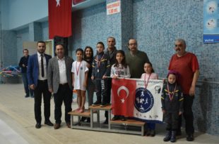 Gemlik’te yıllar sonra Modern Pentatlon fırtınası Genç sporcular Modern Pentatlon yarışmalarında yeteneklerini sergiledi. Yüzme, koşu ve atış dalında gerçekleşen Modern Pentatlon yarışları, Gemlik Belediyesi, Gemlik Belediyespor Kulübü ve Gemlik Kent Konseyi ev sahipliğinde tamamlandı. Yarışlar Cumartesi günü Gemlik Sosyal Yaşam Merkezi Yüzme Havuzu’nda başladı. U9, U11, U13 ve U15 kategorilerinde 133 kategorilerine göre turlarda yeteneklerini sergiledi. Gemlik Belediyesporlu genç sporcular da yüzmede çeşitli dereceler elde etti. Yarışların ikinci günü ise İskele (Demokrasi) Meydanı’nda devam etti. Genç sporcular “Lazer Run” adı verilen yarışlarda koşu ve atış alanında kıyasıya ter döktüler. 200 metrelik koşunun ardından lazer tabancaları ile hedefi tutturmaya çalışan gençleri aileleri ve Gemlikliler heyecanla izledi. Sporcular toplamda 30 seri yüzme ile 30 seri koşu ve atış gerçekleştirdi. Program açılışında konuşan Gemlik Belediyespor Başkanı Durmuş Uslu, geçtiğimiz Perşembe Suriye’nin İdlib kentinde şehit olan mehmetçiklerimizi anarak başladığı konuşmasında “bu programlar daha önce Gemlik’te bir kez yapıldı. Sporcularımızın daha iyi yarışlara hazırlanması, ilçemizin ülkemizde ve uluslararası alanda adının duyulması, zeytinimizin, denizimizin tanıtımını sağlamak için bu organizasyonlara imza atıyoruz. Gemlik Belediye Başkanımız Mehmet Uğur Sertaslan’a, Kent Konseyimizde ve Belediye Spor Kulübümüzde emeği geçen herkese teşekkür ederim” şeklinde konuştu.