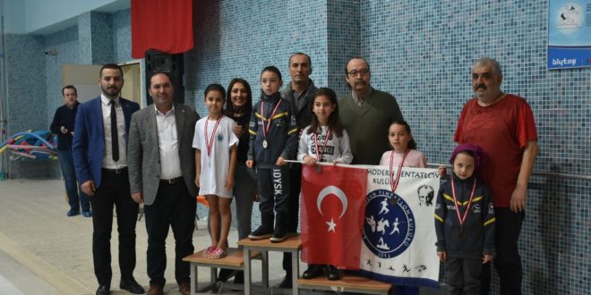 Gemlik’te yıllar sonra Modern Pentatlon fırtınası Genç sporcular Modern Pentatlon yarışmalarında yeteneklerini sergiledi. Yüzme, koşu ve atış dalında gerçekleşen Modern Pentatlon yarışları, Gemlik Belediyesi, Gemlik Belediyespor Kulübü ve Gemlik Kent Konseyi ev sahipliğinde tamamlandı. Yarışlar Cumartesi günü Gemlik Sosyal Yaşam Merkezi Yüzme Havuzu’nda başladı. U9, U11, U13 ve U15 kategorilerinde 133 kategorilerine göre turlarda yeteneklerini sergiledi. Gemlik Belediyesporlu genç sporcular da yüzmede çeşitli dereceler elde etti. Yarışların ikinci günü ise İskele (Demokrasi) Meydanı’nda devam etti. Genç sporcular “Lazer Run” adı verilen yarışlarda koşu ve atış alanında kıyasıya ter döktüler. 200 metrelik koşunun ardından lazer tabancaları ile hedefi tutturmaya çalışan gençleri aileleri ve Gemlikliler heyecanla izledi. Sporcular toplamda 30 seri yüzme ile 30 seri koşu ve atış gerçekleştirdi. Program açılışında konuşan Gemlik Belediyespor Başkanı Durmuş Uslu, geçtiğimiz Perşembe Suriye’nin İdlib kentinde şehit olan mehmetçiklerimizi anarak başladığı konuşmasında “bu programlar daha önce Gemlik’te bir kez yapıldı. Sporcularımızın daha iyi yarışlara hazırlanması, ilçemizin ülkemizde ve uluslararası alanda adının duyulması, zeytinimizin, denizimizin tanıtımını sağlamak için bu organizasyonlara imza atıyoruz. Gemlik Belediye Başkanımız Mehmet Uğur Sertaslan’a, Kent Konseyimizde ve Belediye Spor Kulübümüzde emeği geçen herkese teşekkür ederim” şeklinde konuştu.