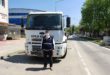 Temizlik Yaparken Yere Atılmış Bayrağı Öperek Aldı