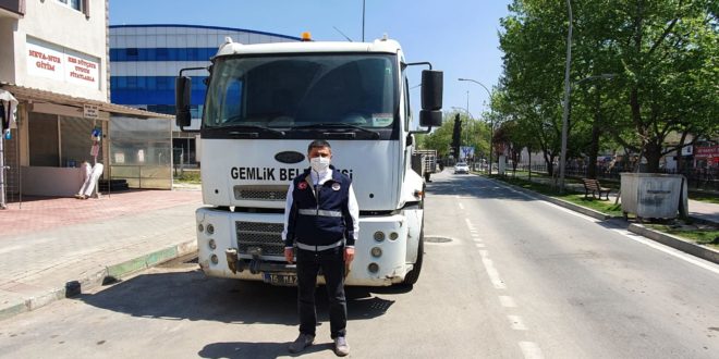 Temizlik Yaparken Yere Atılmış Bayrağı Öperek Aldı