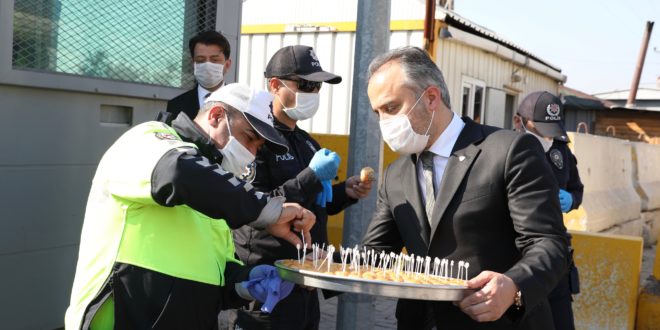 Büyükşehir’den polise baklavalı kutlama