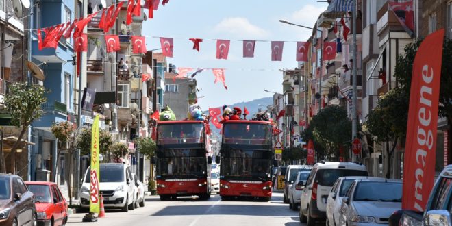 Gemlik’te 23 Nisan coşkusu pencerelerden taştı