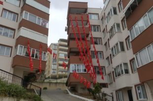 Uğur Sitesi de kırmızıya büründü
