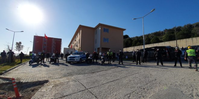 Polis Gününde 30 Metrelik Göndere Bayrak Çekildi