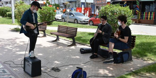 Gemlik’te gençlere özel müzik dinletisi