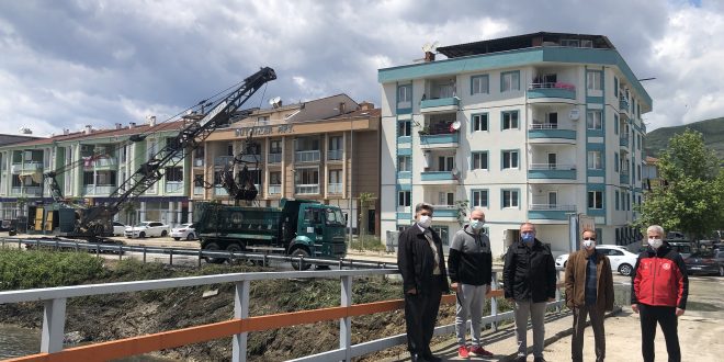 Gemlik'te Karsak Deresinde Temizlik Bayram da Sürüyor