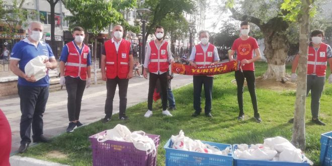 ultrAslan Kızılay ile birlikte pide dağıttı