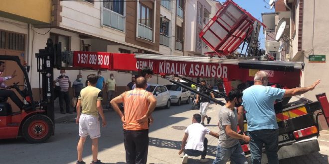 Gemlik’te taşıma vinci devrildi