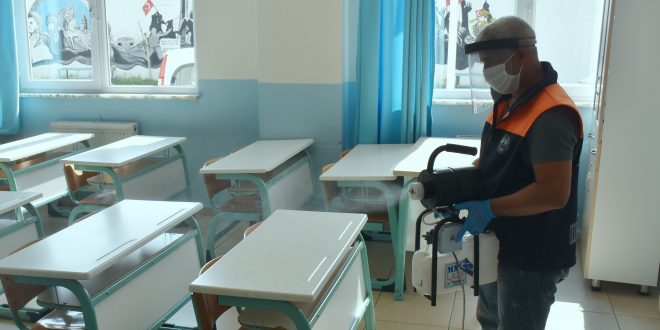 Sınıflar dezenfekte ediliyor, hastaneye destek sürüyor