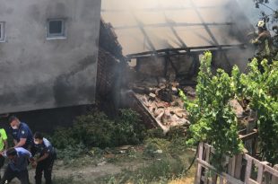 Kendi Evini Yaktı, Söndürmek İsteyen İtfaiyeye Saldırdı