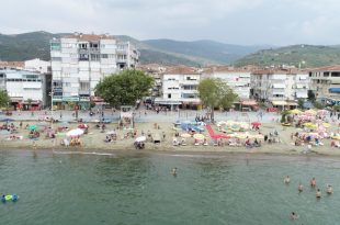 Sahilerde Vatandaşlar korona virüs tedbirlerine ayak uydurmaya çalışıyor