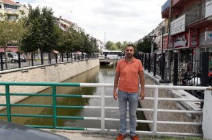 Akkuş'tan Çökertme Havuzu Teklifi Gemlik Belediyesi İYİ Partili meclis üyesi Sedat Akkuş, Karsak deresi üzerinde kirliliğin önlenmesi için çökertme havuzu önerisi getirdi. Önerge Fen işleri müdürlüğüne havale edildi. Akkuş önergesinde, "dere yatağının köprü altlarına gelen kısımlarında çökertme havuz yapılmasını, akan derede kaba pisliklerin burada birikmesinin ardından, bu havuzlarında belirli periyodlarla vidanjörler yardımıyla temizlenmesi sonrası derede temizlik oranının daha da artacağını" ifade etti.