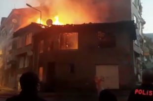 Gemlik'te eski bina alev alev yandı