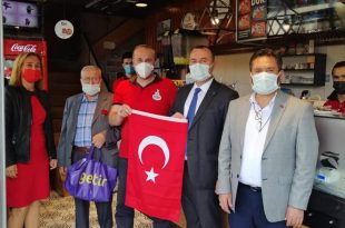 MHP CUMHURİYET BAYRAMI NEDENİYLE 500 ADET BAYRAK DAĞITTI