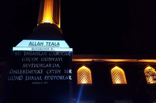 Teknolojik imam dini öğretileri cami minaresine yansıttı