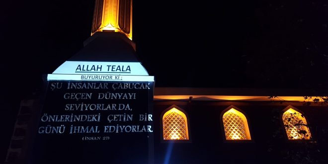 Teknolojik imam dini öğretileri cami minaresine yansıttı
