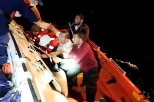 Gemlik'te fırtınada batan balıkçı teknesinin mürettebatını sahil güvenlik kurtardı