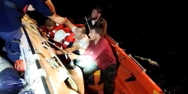 Gemlik'te fırtınada batan balıkçı teknesinin mürettebatını sahil güvenlik kurtardı