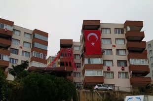 Gemlik'in köklü yerleşim yerlerinden Uğur Sitesi, bu yıl da bayraklarla donatıldı.