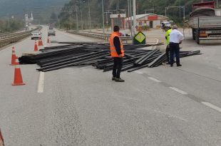 Gemlik’te kantara giren tırdaki profiller yola savruldu
